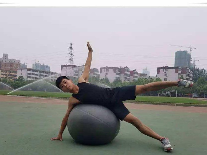 打篮球的关键技巧（有效方法帮你成为更强的防守者）