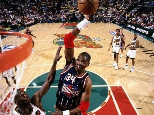 NBA1992场均篮板排行榜（探寻历史最强篮板球员，回顾辉煌的1992年）