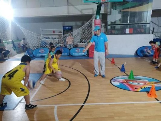 小学生篮球防守脚步组合训练方法（培养小学生篮球防守技巧的关键方法）
