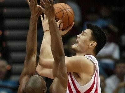 篮球绕桩战术（以篮球配合绕桩式摆脱防守，攻破对方防线的秘诀）