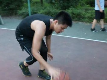 篮球防守滑步技巧与手部动作解析（掌握正确的手势，提升篮球防守能力）