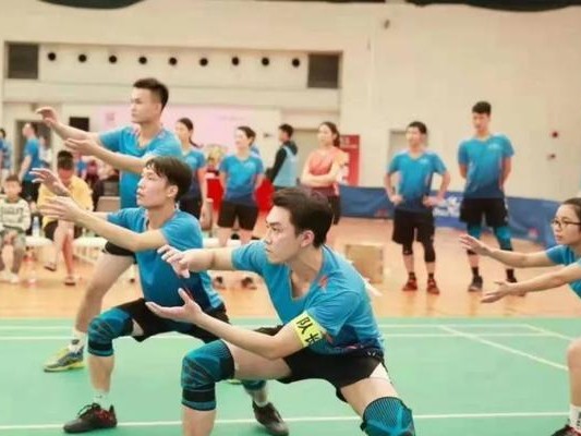 上手发球的关键要领——以气排球为例（掌握气排球发球技巧，提高比赛竞争力）